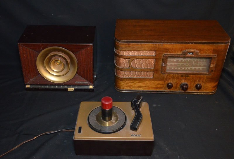 2 Vintage RCA Victor Radios & Record Player (1 of 6)