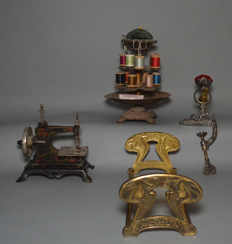 3 Vintage Sewing Items & a Book Holder (1 of 4)