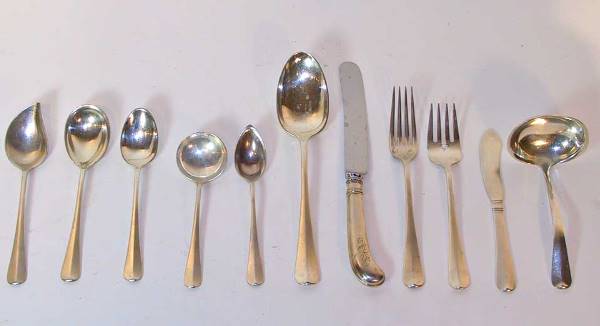 82 Pieces of Sterling Silver Reed and Barton flatw: This Great set consists of 12- 7" Dinner Forks , 8- 5 1/4" pointed spoons 16- 61/2" meat forks, 8- 5 1/4" soup spoons, 8- 8 1/2" dinner knives, 7- 5 7/8" butter knives, 15-5 7/8" tea spoons ,4- 8 1/8"