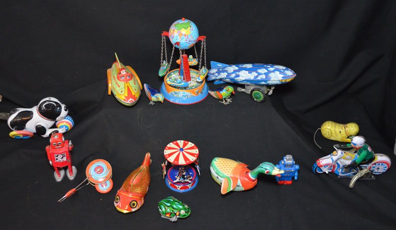 Lot of Vintage Tin Toys (1 of 5)