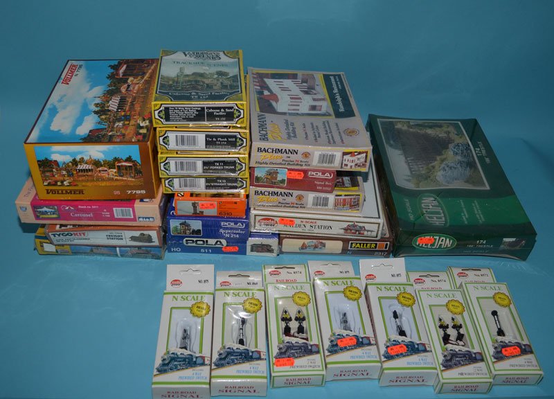 24 N Scale Model Buildings Boxed (1 of 5)