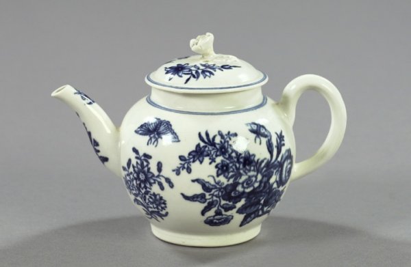 Dr. Wall Period Worcester Porcelain Teapot
