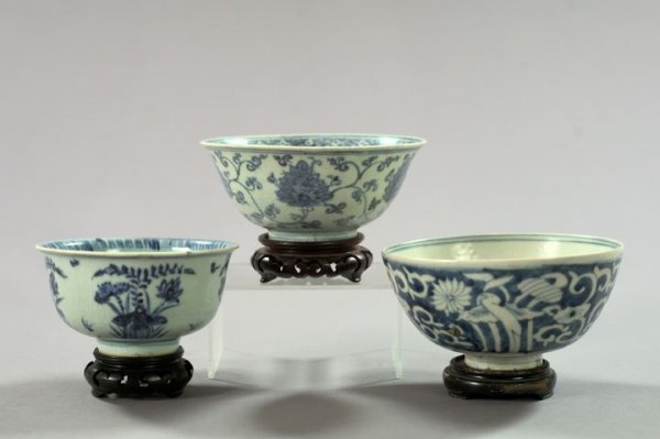 Three Pieces of Chinese Blue and White Porcelain: Three Pieces of Chinese Blue and White Porcelain, including a good Ming Dynasty bowl, late 16th/early 17th century, the interior decorated with a central conch shell (a Buddhist symbol) surrounded wit