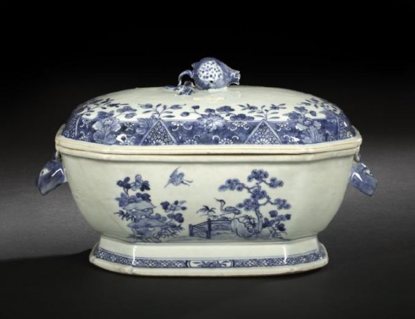 Chinese Export Blue and White Porcelain Tureen: Chinese Export Blue and White Porcelain Covered Tureen, Qianlong Reign (1736-1795), of canted rectangular outline, the base on a splayed foot, with boat-head handles, the conforming cover with a pomeg