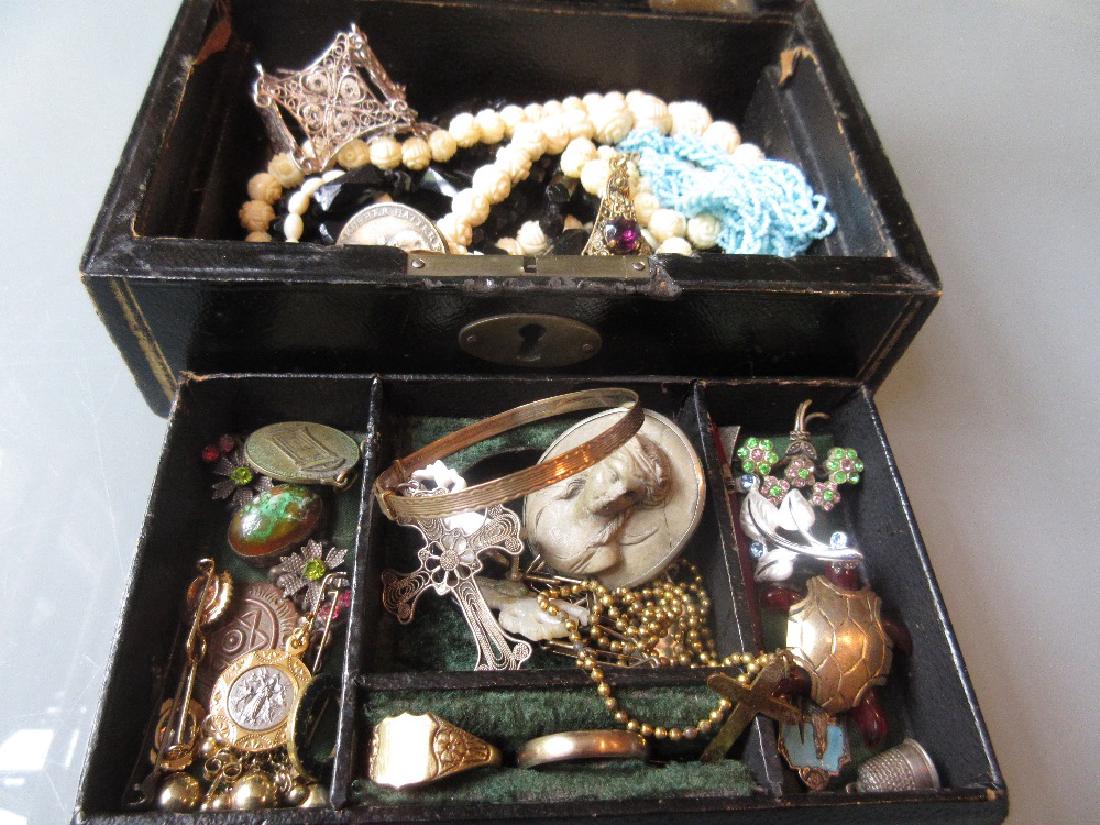 Small black leather covered jewellery box containing a (1 of 1)