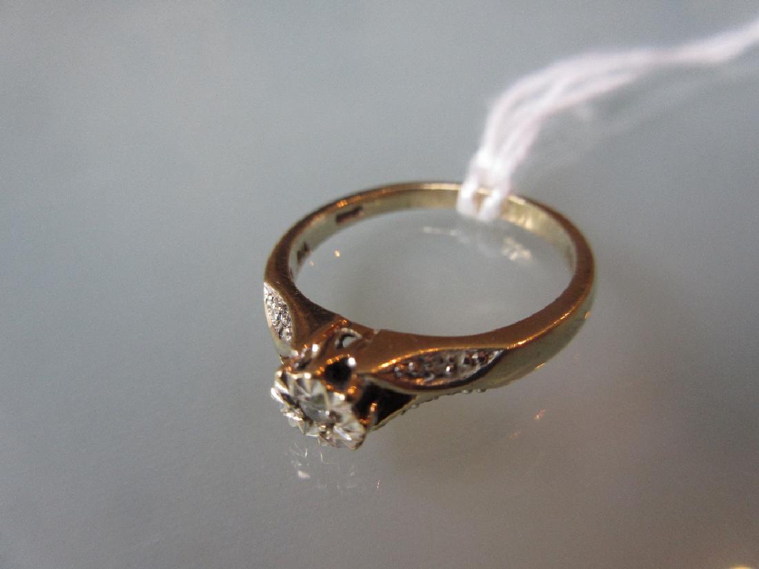 9ct Gold diamond solitaire ring: 9ct Gold diamond solitaire ring