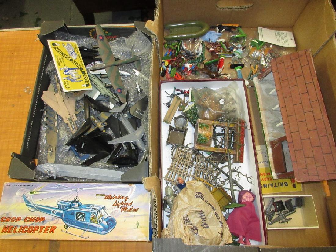 Box containing a quantity of mixed toy lead soldiers, (1 of 1)