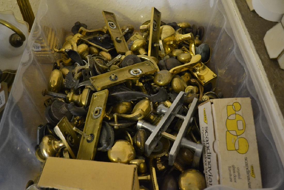 Large quantity of brass door furniture with a quantity: Large quantity of brass door furniture with a quantity of door locks and keys