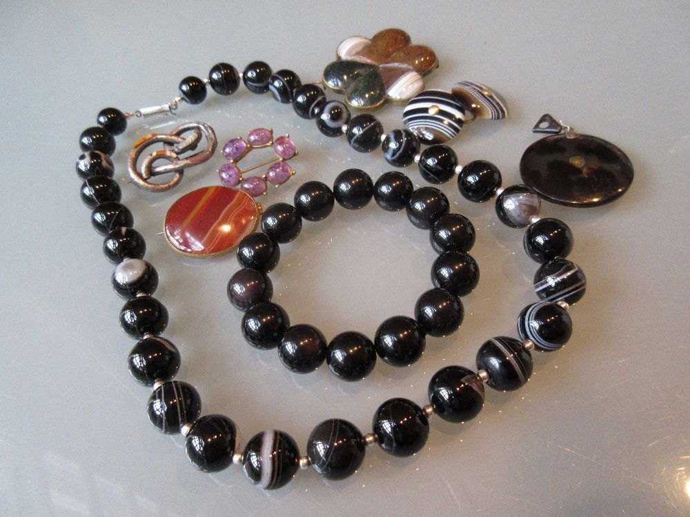 Agate bead necklace together with sundry items of stone (1 of 1)