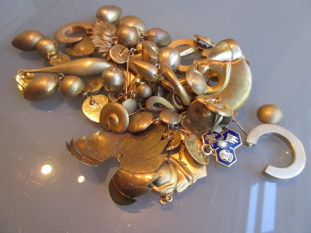 9ct Gold heart shaped locket and chain, 9ct gold tie: 9ct Gold heart shaped locket and chain, 9ct gold tie pin and other items of yellow metal