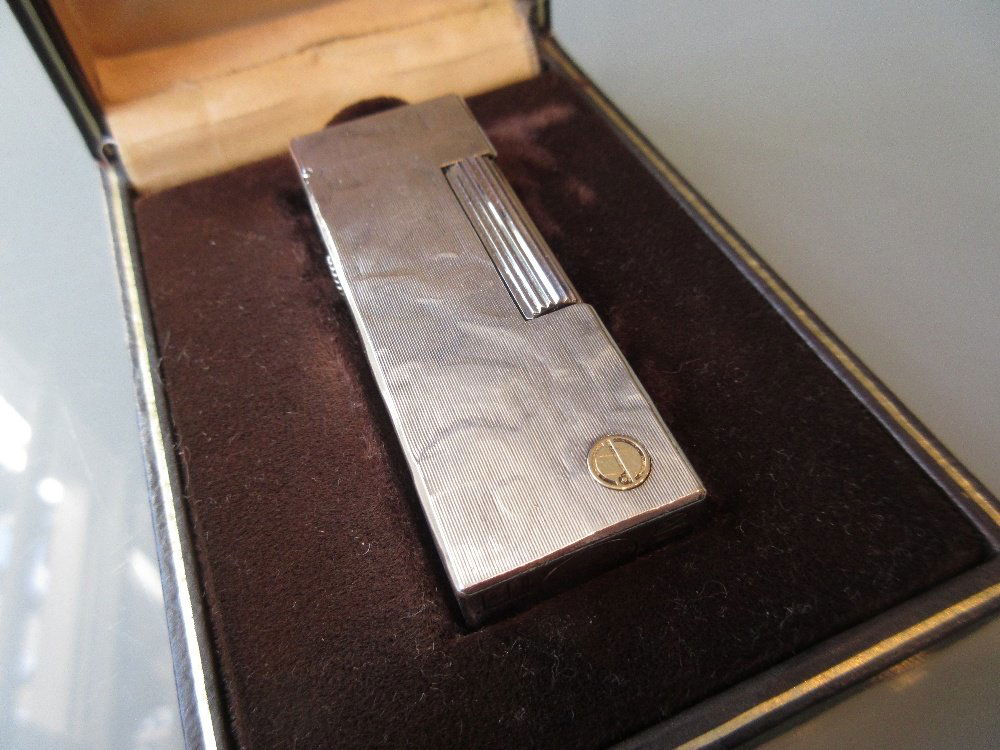 Dunhill silver plated bark design cigarette lighter in: Dunhill silver plated bark design cigarette lighter in original case