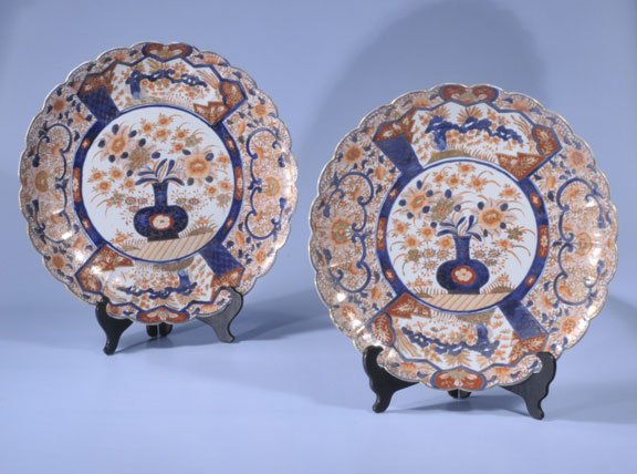 Pair of Imari chargers with cobalt blue, gold and b