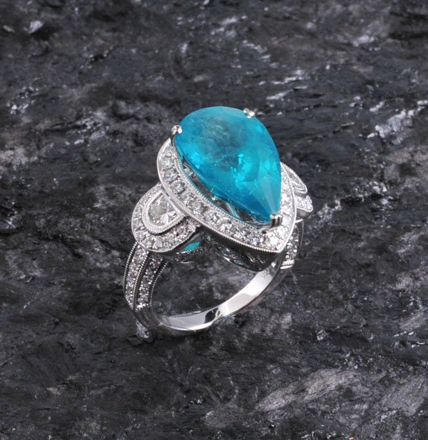 18 kt. white gold ring with one pear shaped Colom