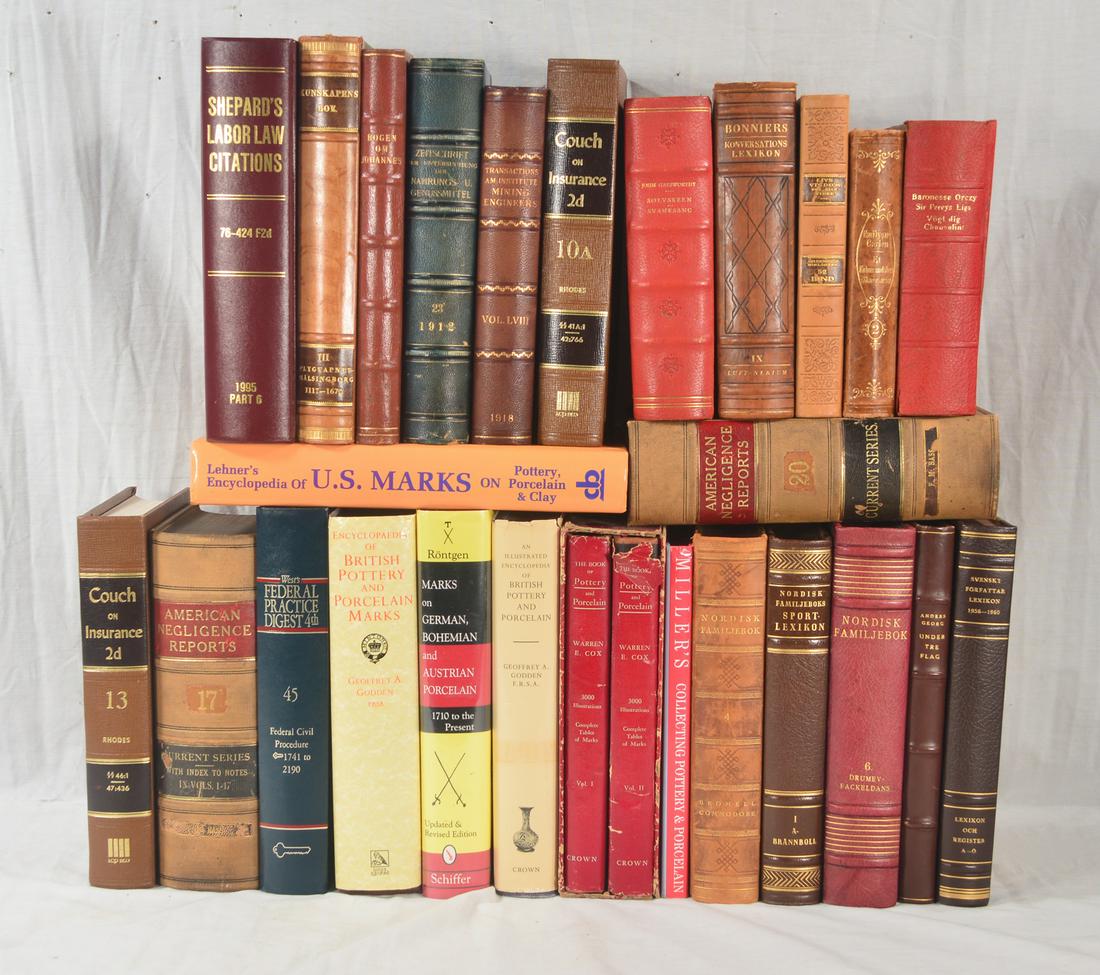 Collection of 27 books: Collection of 27 books on various subjects, reference books, novels and others
