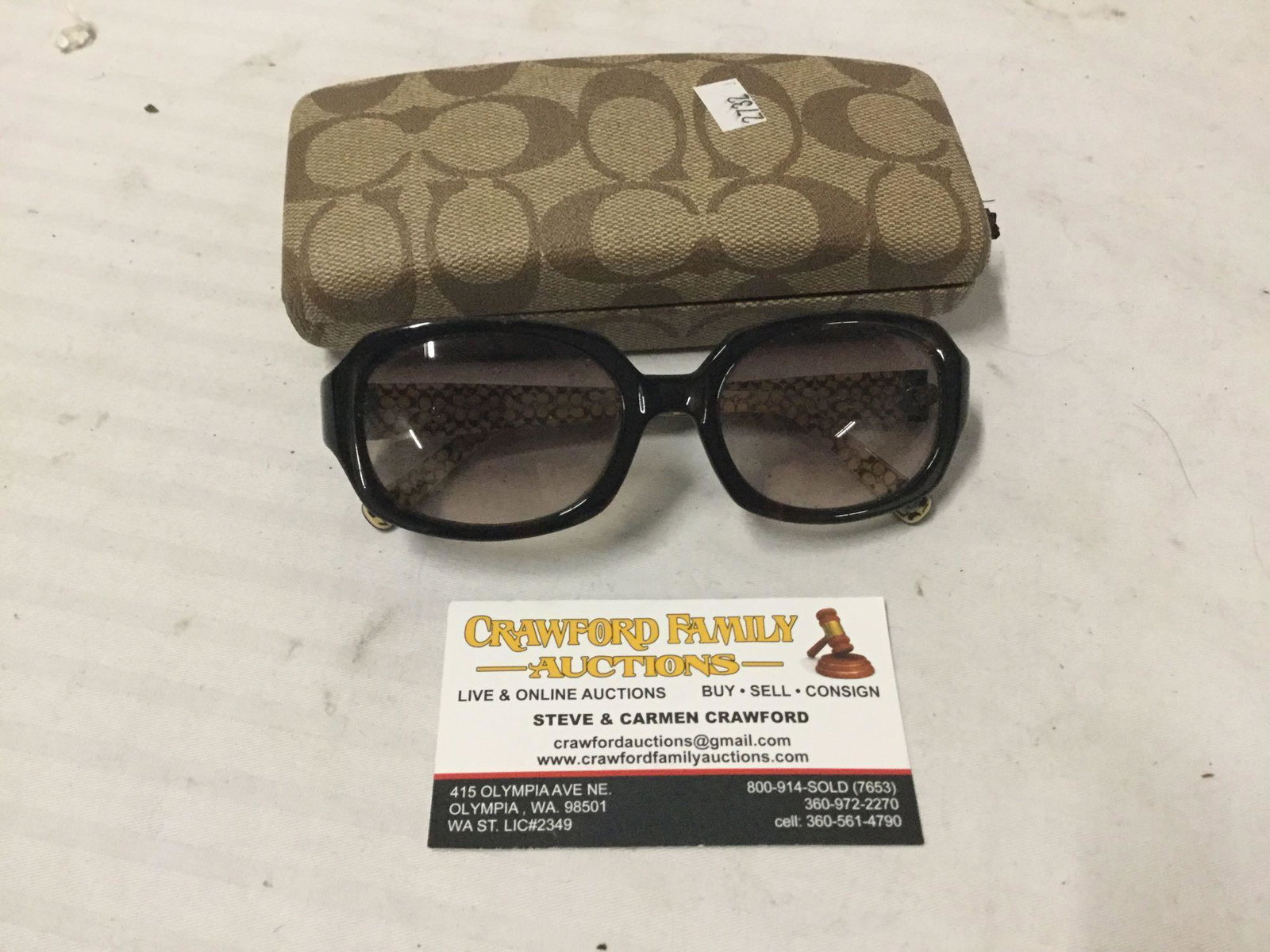 Pair of Womens coach sunglasses in box: Pair of Coach sunglasses in box. Box measures approx 6x2x2 inches. MB