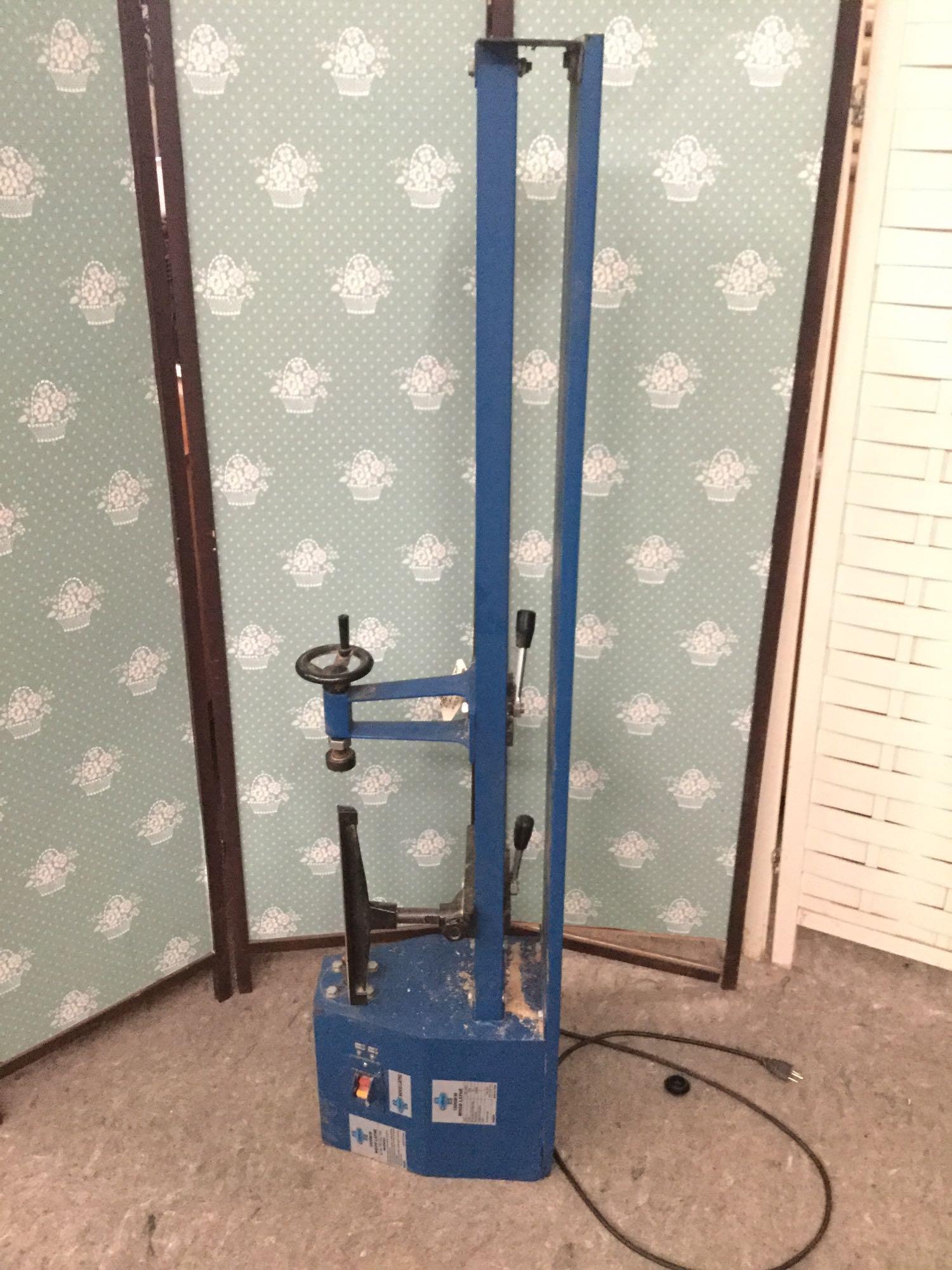 Cummins 1000m/m wood lathe. Tested and working. Approx (1 of 4)