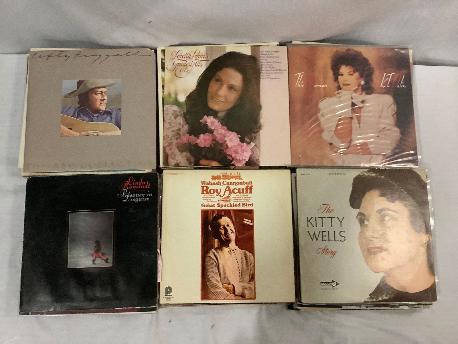100 classic country vinyl LP records: Loretta Lynn,: Collection of 100 classic country vinyl LP records. 9 Loretta Lynn, lots of Kenny Rogers, including other great artists as Kitty Wells, Lefty Frizell and many many more!