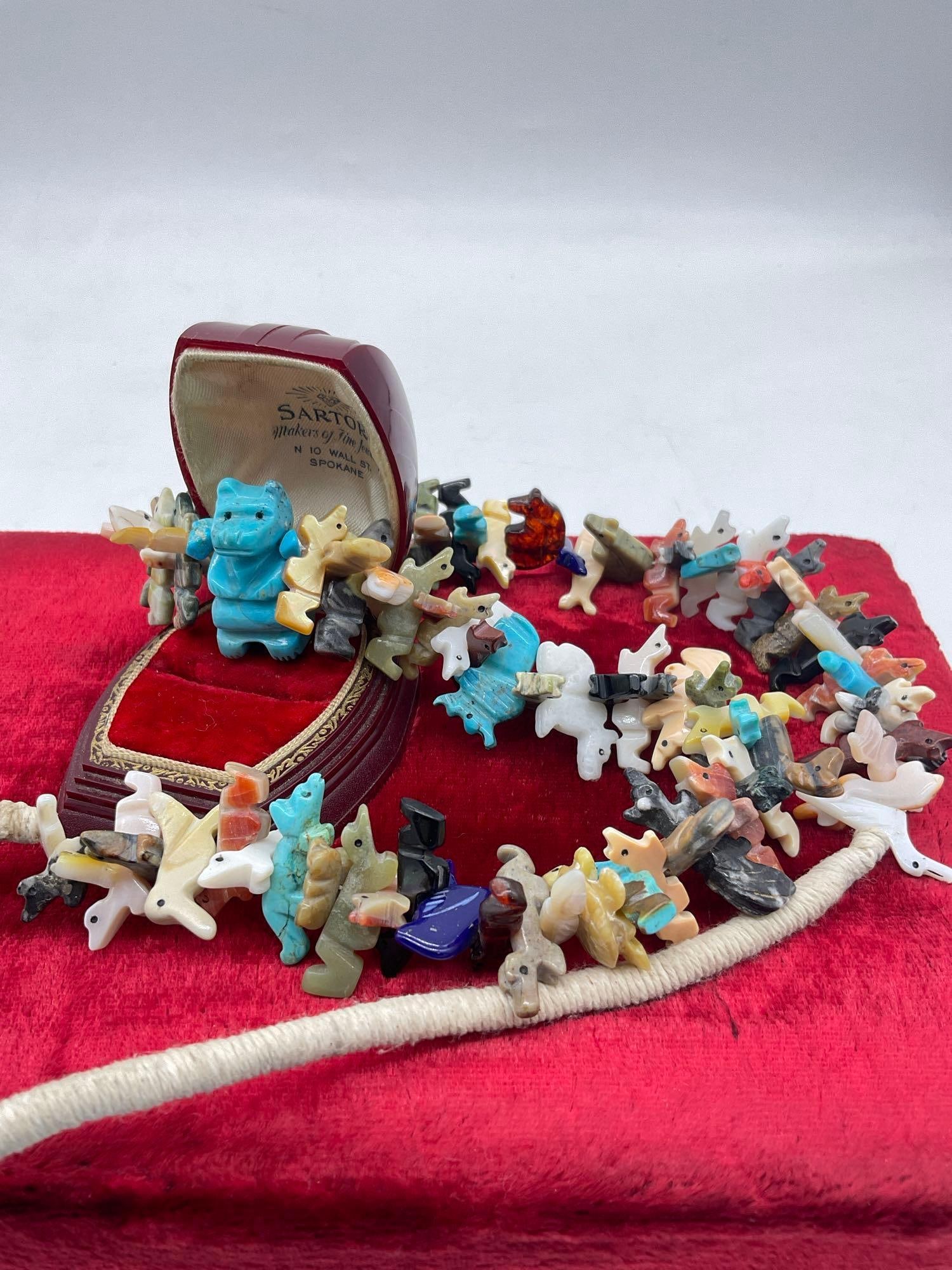 28" Vintage Zuni hand carved miniature animal fetish necklace featuring multiple stones see pic (1 of 4)