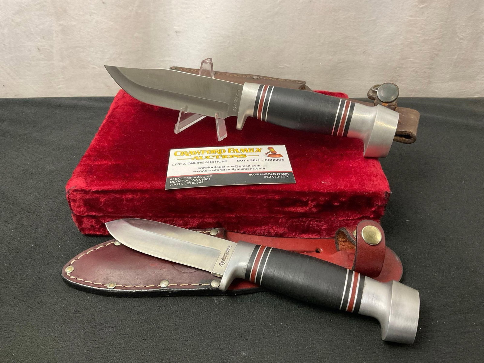 Pair of Vintage Remington Fixed Blade Knives, 1x RH-31 & 1x RH-134 w/ leather sheaths: Appears to be in good shape. The blades measure approx 4.5 & 5.5 inches long. All of these knives come from the same large collection. See pics. E-2504