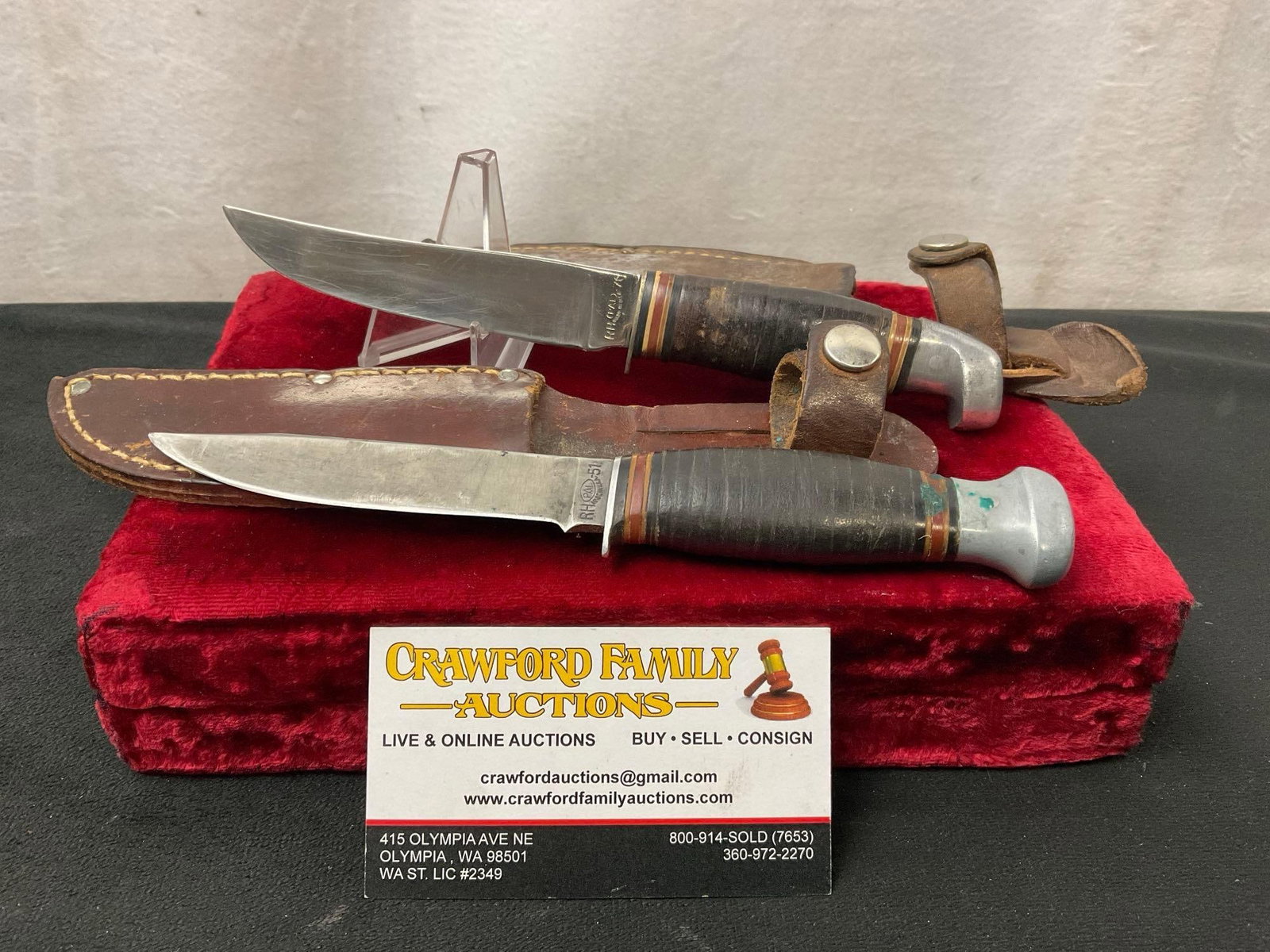 Pair of Vintage Remington Fixed Blade Knives, 1x RH-51 & 1x RH-70 w/ Leather sheaths: Appears to be in good shape. The blades measure approx 3.5 inches long. All of these knives come from the same large collection. See pics. E-2504