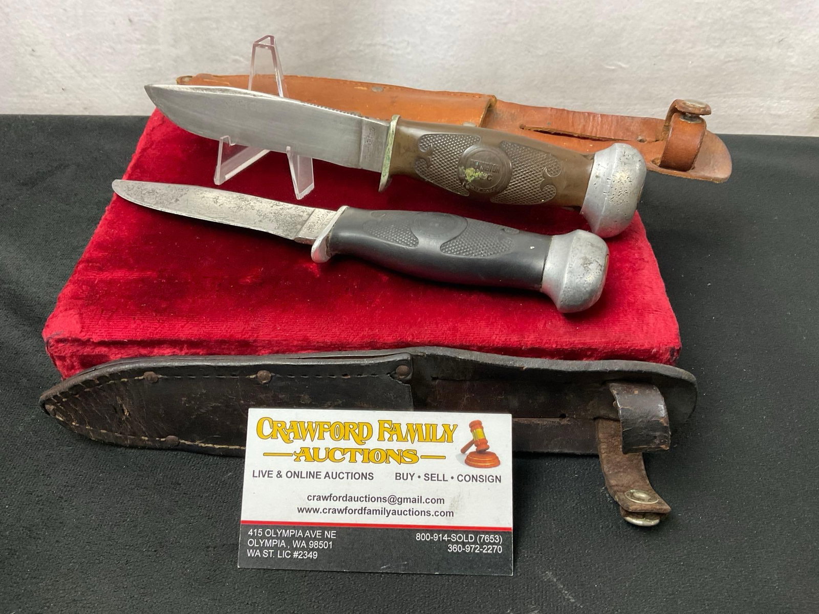 Pair of Vintage Remington Fixed Blade Knives, 2x RH-28s w/ vintage Leather sheaths: Appears to be in good shape. The blades measure approx 3.5 inches long. All of these knives come from the same large collection. See pics. E-2504