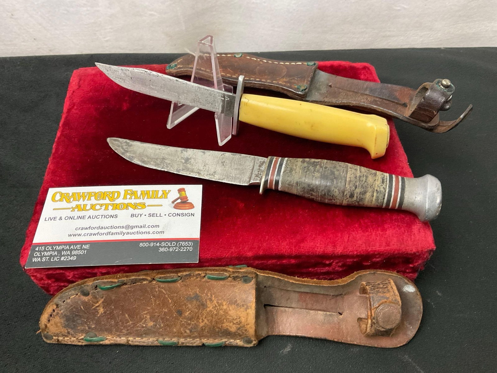 Pair of Vintage Remington Fixed Blade Knives, 1x RH-74 & 1x RH-204: Appears to be in good shape. The blades measure approx 3.5-4 inches long. All of these knives come from the same large collection. See pics. E-2504