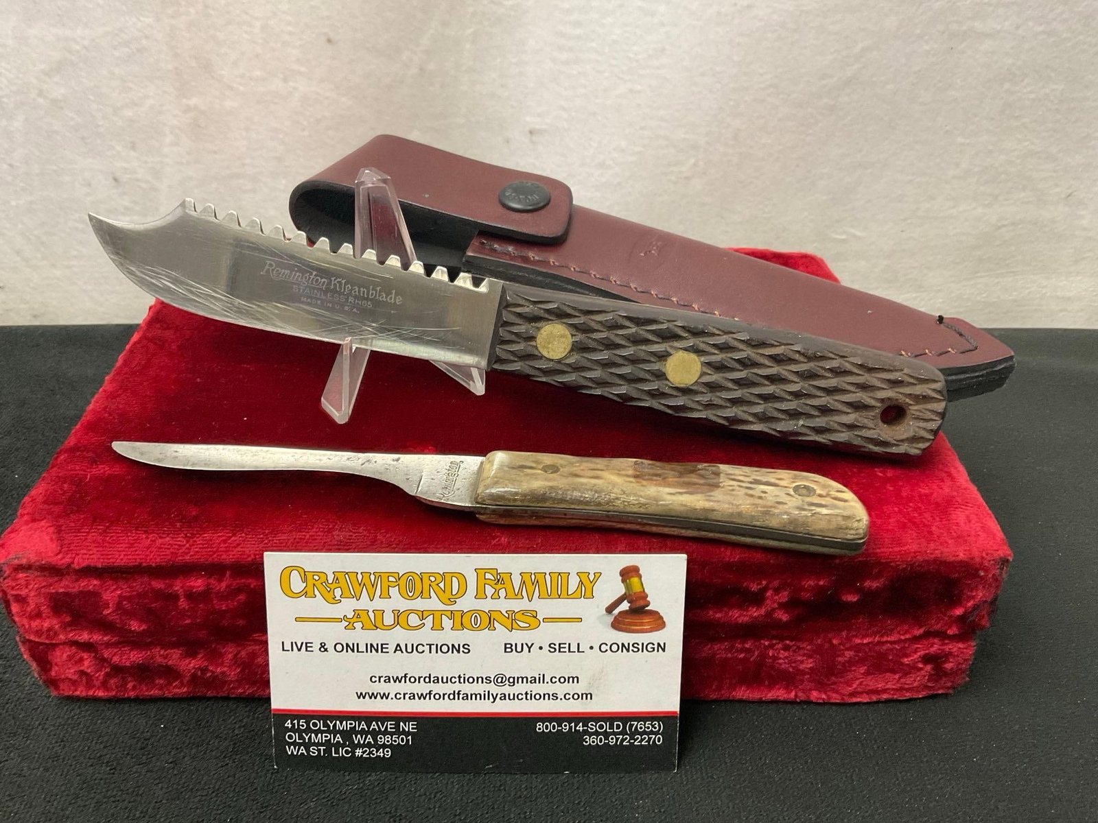 Pair of Vintage Remington Fixed Blade Knives, 1x RH-4 w/ sheath & 1x RH-65 Kleanblade: Appears to be in good shape. The blades measure approx 3-4 inches long. All of these knives come from the same large collection. See pics. E-2504
