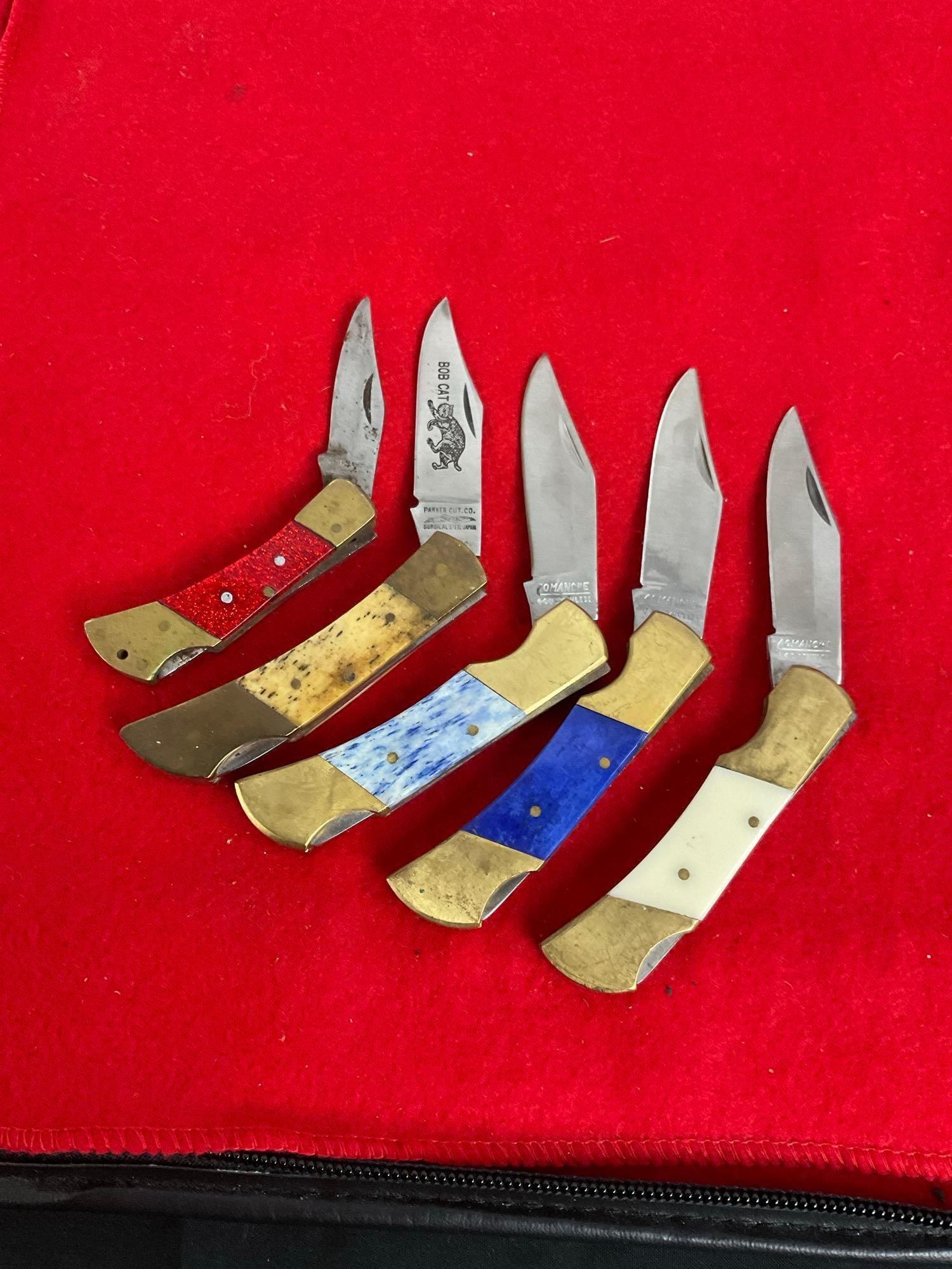Collection of 5x Folding Blade Pocket Knives w/ Brass & Resin Handles - See pics: Nice colors & designs. Largest blade is 2". Knives are in good condition. T-2504