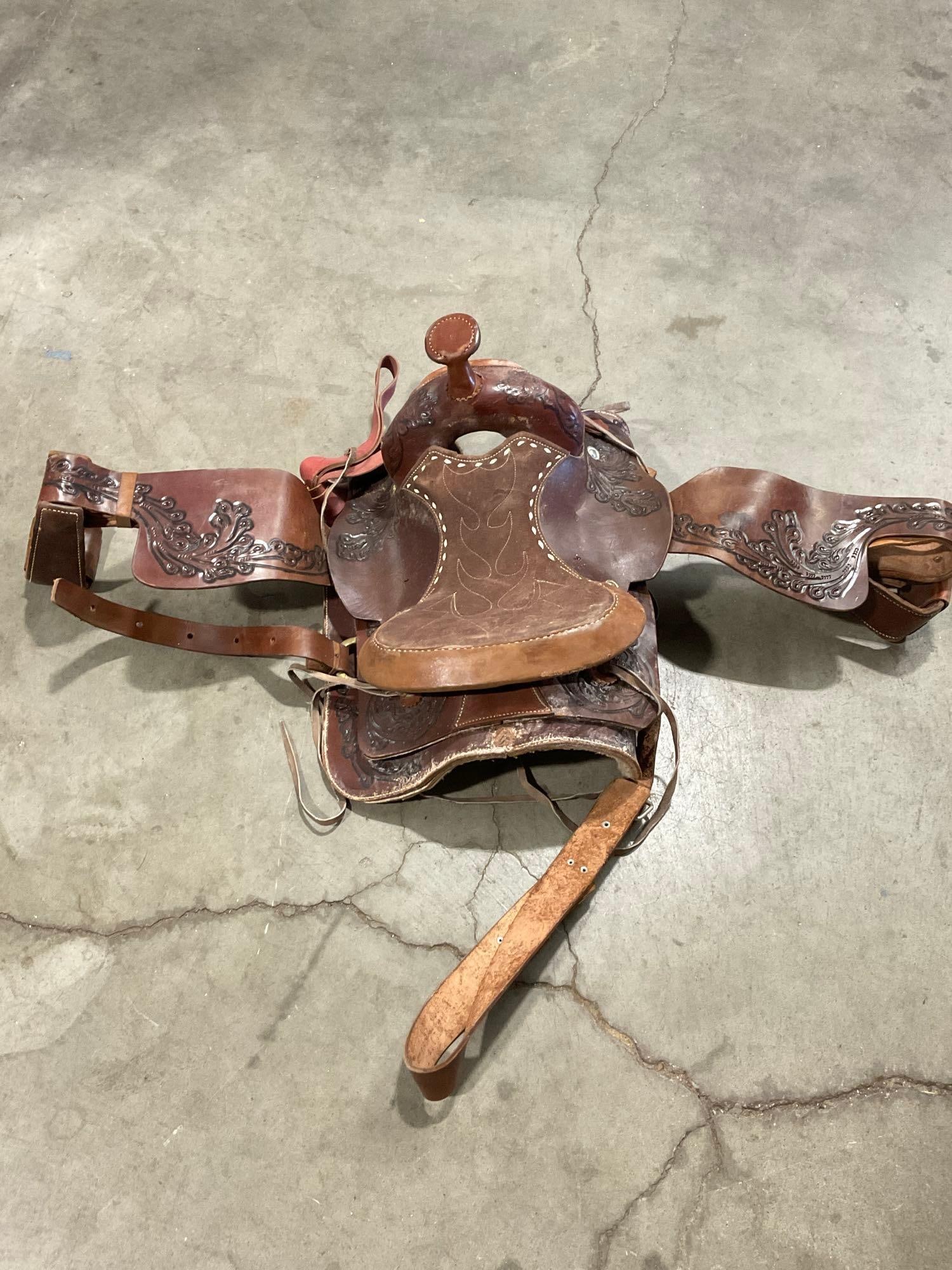 Gorgeous Mexican Made Vintage Engraved Leather Saddle w/ Wool Bottom - See pics (1 of 5)