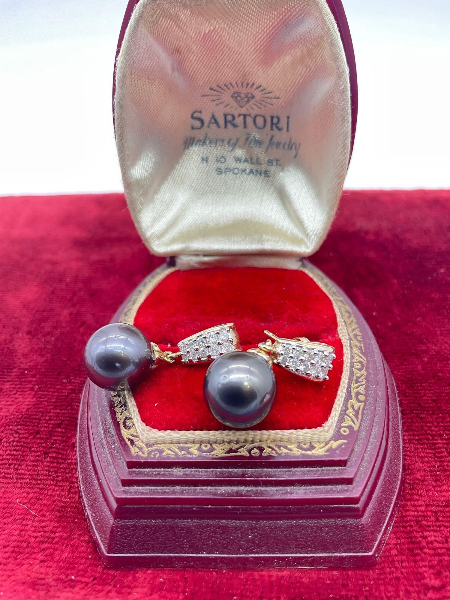 14k yellow gold, diamond and black pearl earring studs in great condition - 20 diamonds, 5.27g:  