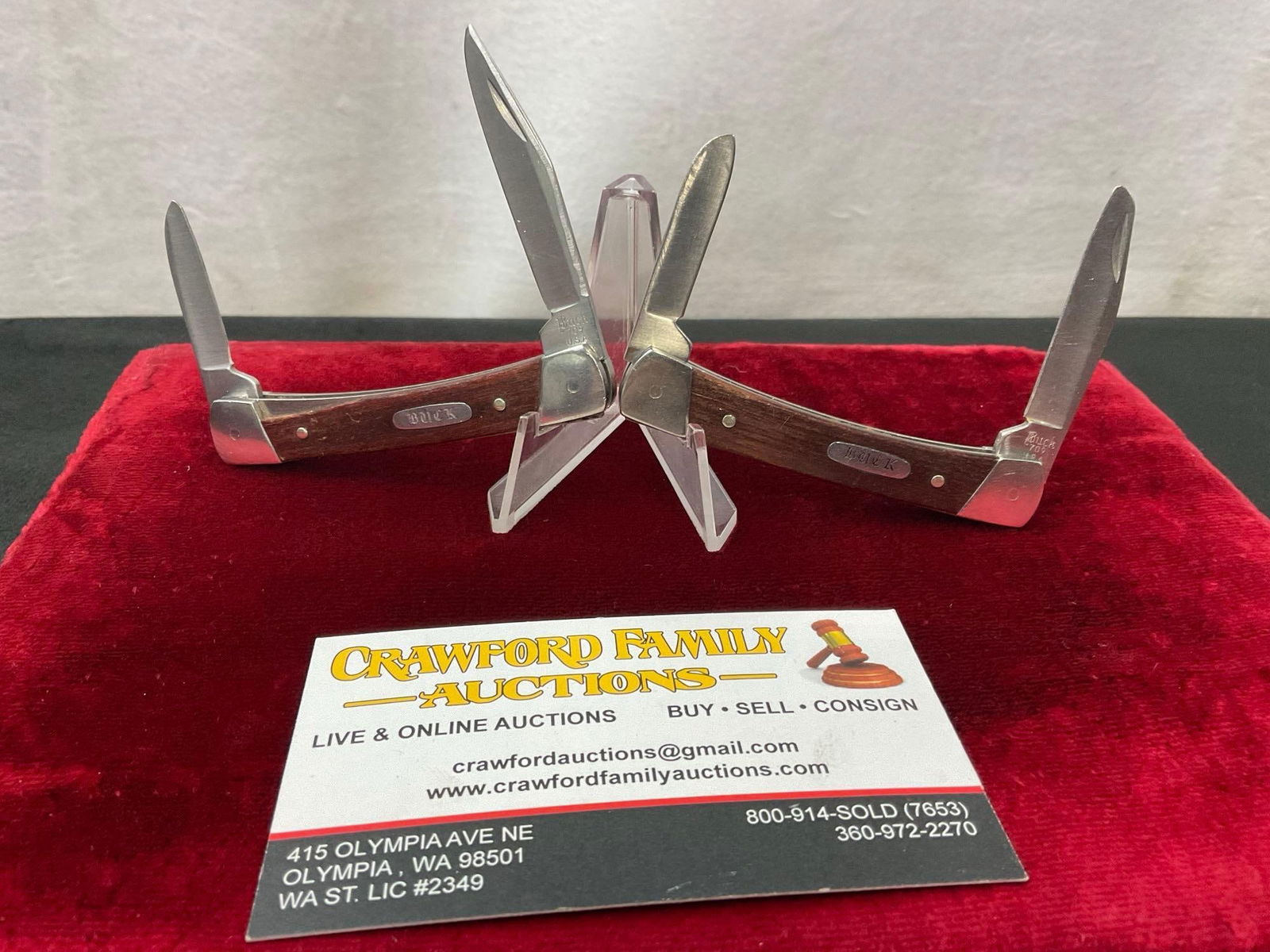 Pair of Vintage Buck 709 Double Blade Folding Pocket Knives, one w/ small blade damage (1 of 3)