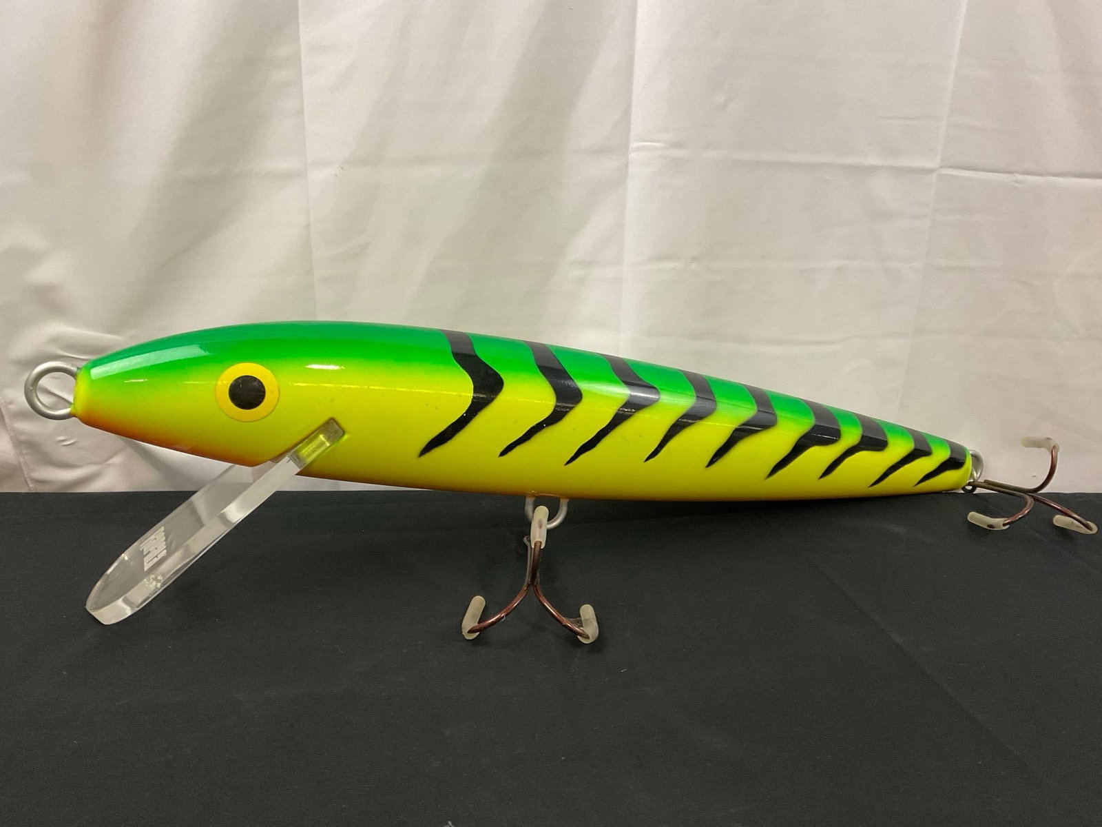 Rapala Original Floater Giant Lure Firetiger: Appears to be in good shape. Measures approx 29 inches long, about 3.5-4 inches thick. See pics. E-2675