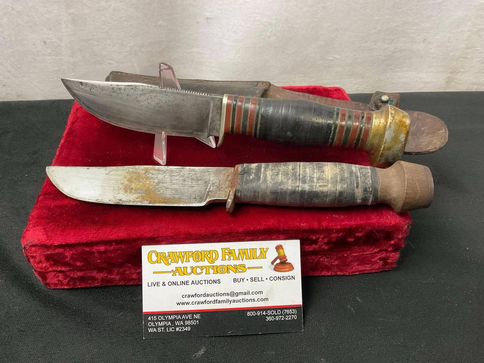 Pair of Vintage Remington Fixed Blade Knives, 1x RH-33 & 1x RH-34, 1 leather sheath (1 of 5)