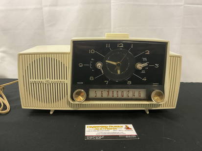 Beige Pink Mid Century 1956 General Electric Model C-434B Vacuum Tube AM Clock Radio: Appears to be in good shape, tested and powers on, likely needs some servicing to get fully functioning. The piece measures approx 6 x 14 x 5 inches. See pics. E-2684 