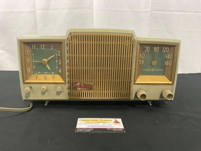 General Electric model 582 Tube Radio, Table Alarm Clock: Appears to be in good shape. Powers on, lots of static, likely needs refurbishing. The piece measures approx 7.5h x 14w x 7d inches. See pics. E-2684 