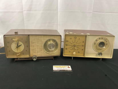 Pair of General Electric Radios, Model C-465C White Ivory Tube Radio & Model C404G: Appears to be in good shape. They both likely need refurbishing, one powers on but does not make noise. The piece measures approx 6h x 11w x 6d inches. See pics. E-2684 