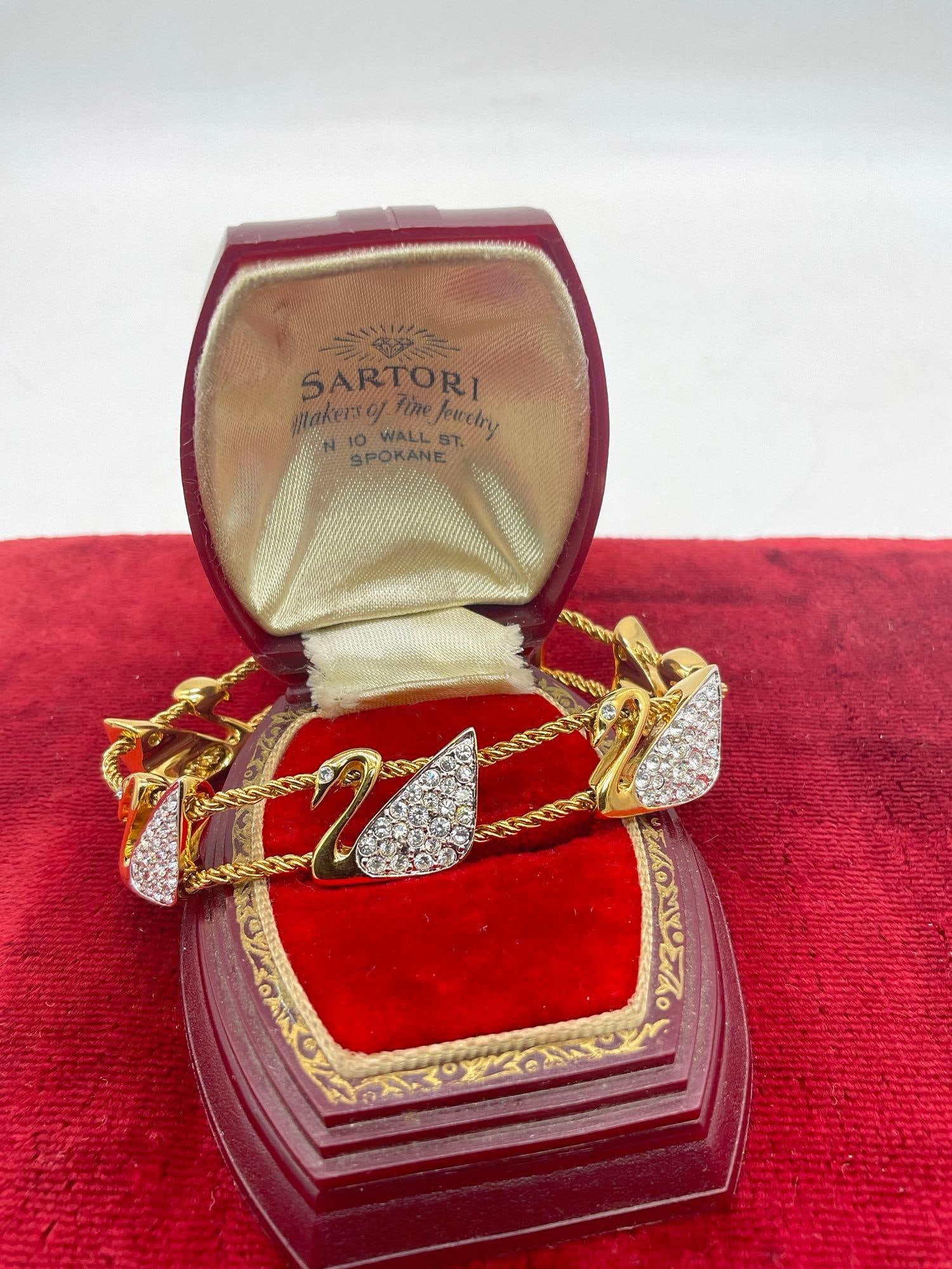 Gorgeous Vintage Gold toned Swarovski crystal Swan Bracelet See pics: SC