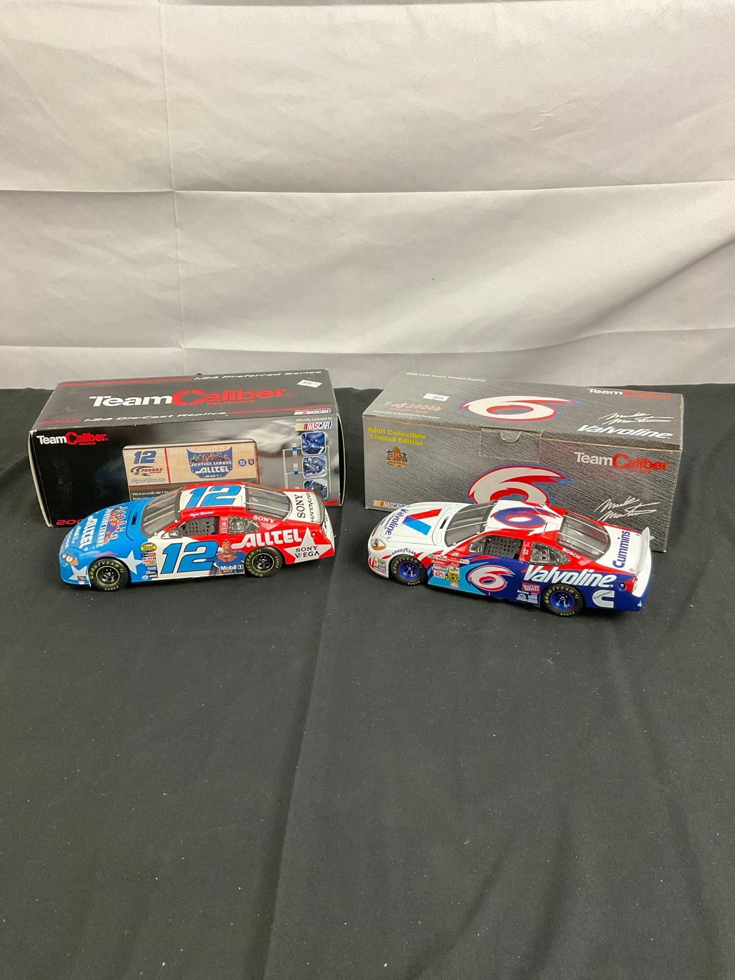 2x Team Caliber Die Cast Racing Cars 1:24 incl. Justice League #12 Ryan Newman & #6 Mark Martin (1 of 6)