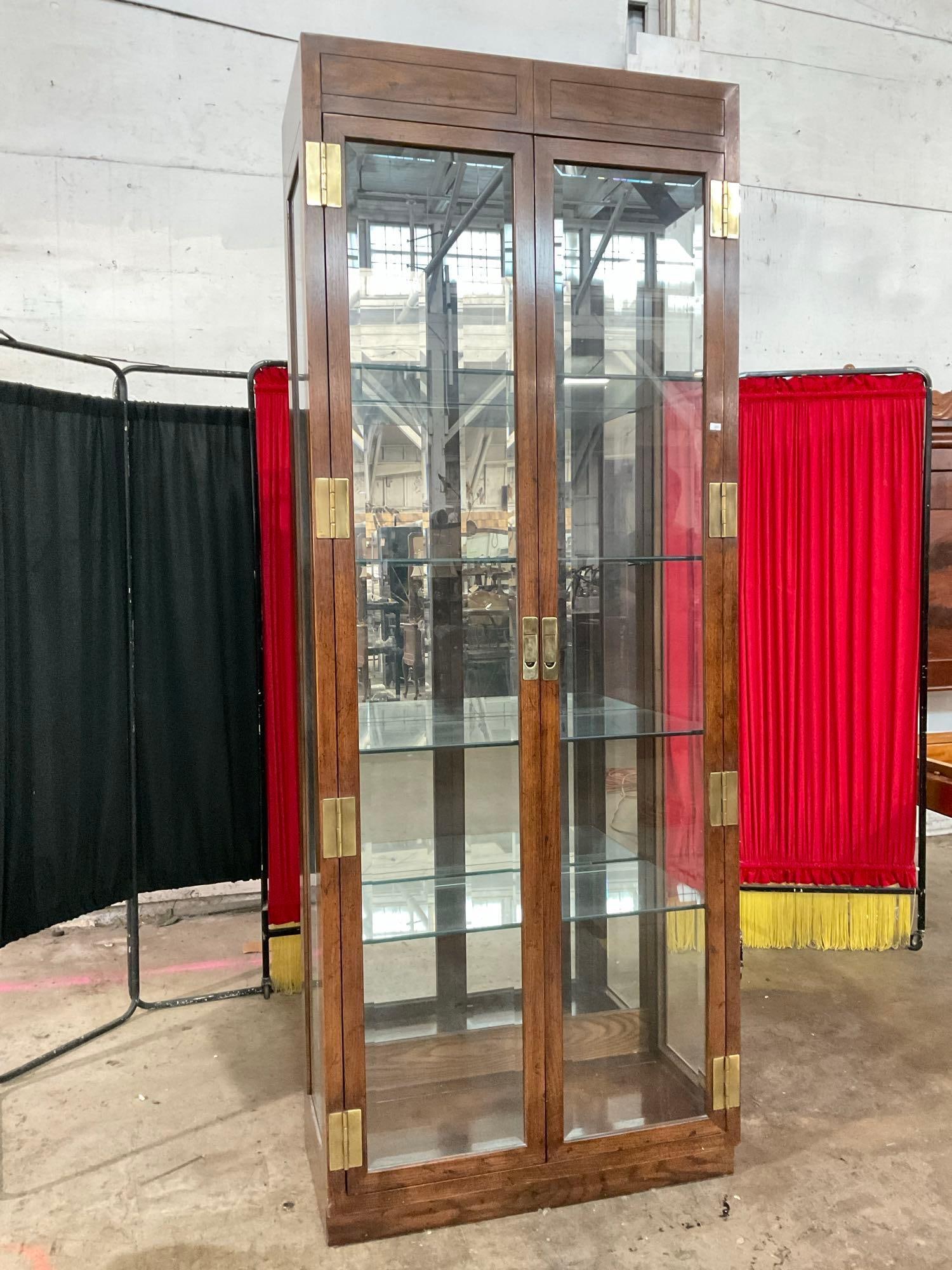 Vintage Henredon Illuminated Glass Fronted & Mirror-Backed Curio Cabinet. Excellent Condition. See (1 of 8)