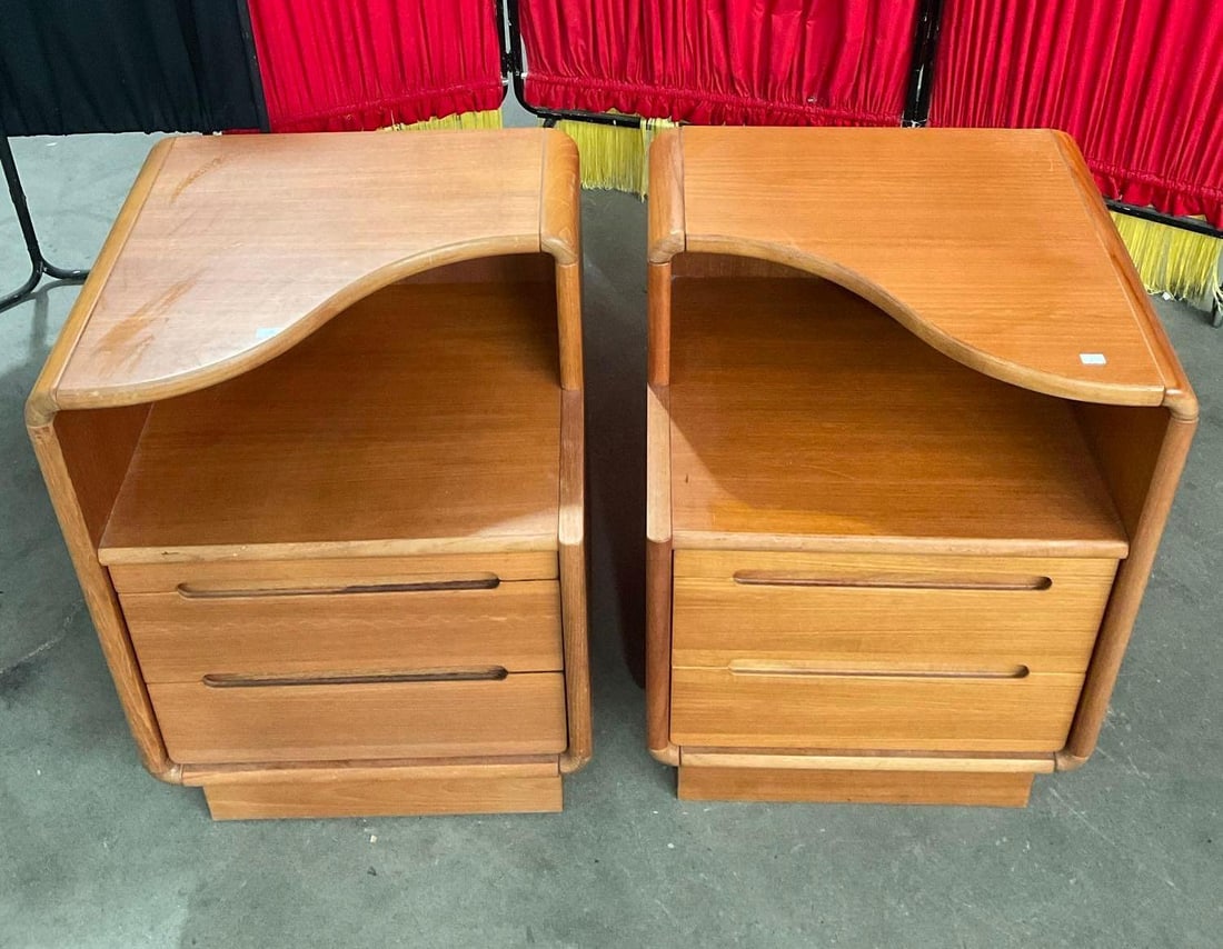 Pair of Mid Century Modern Sun Cabinet Co. Handsome Teak Bedside Tables w/ 2 Drawers. See pics. (1 of 10)