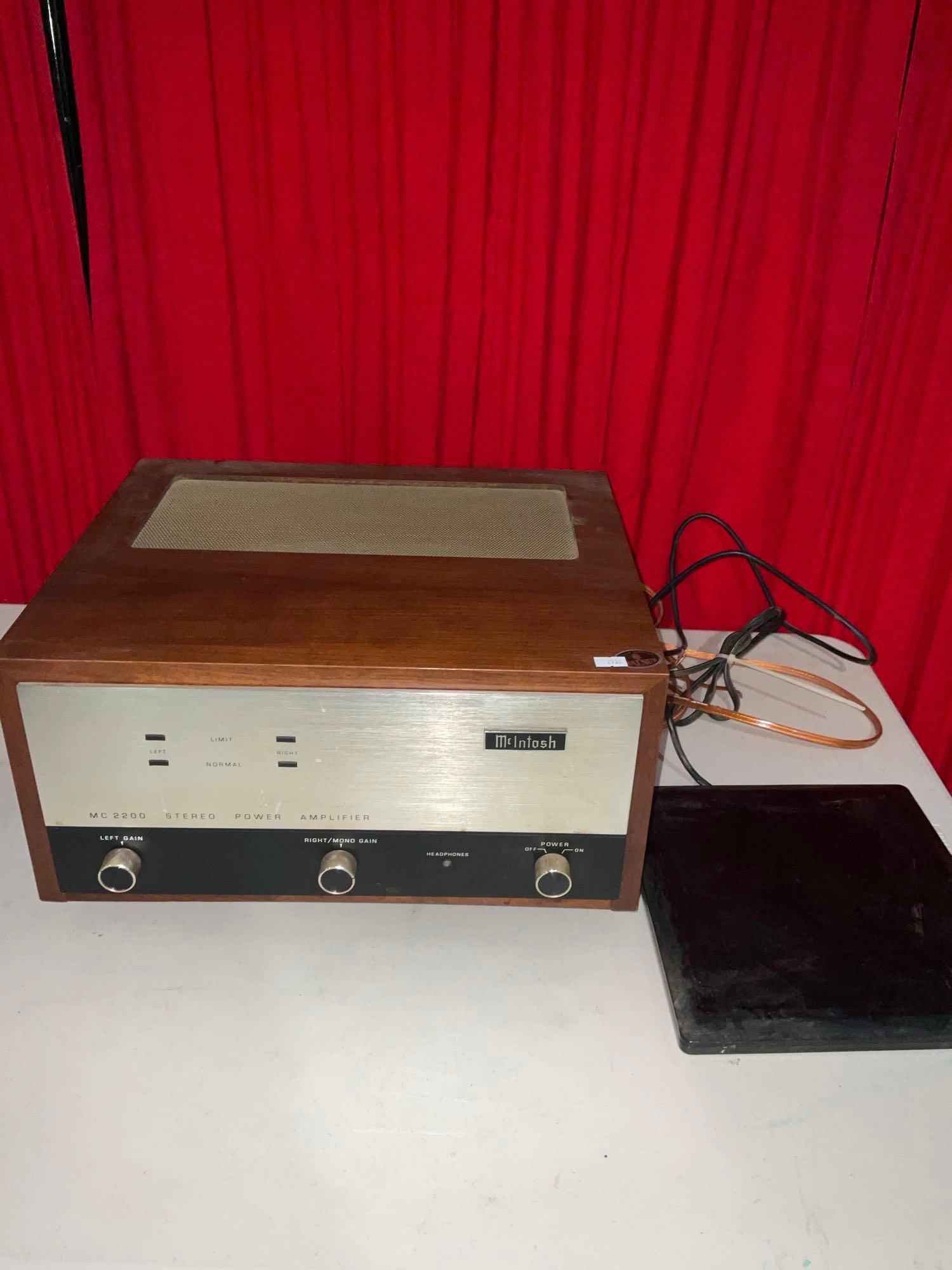 McIntosh MC 2200 Stereo Power Amplifier in Gorgeous Walnut Case - Good condition (1 of 6)