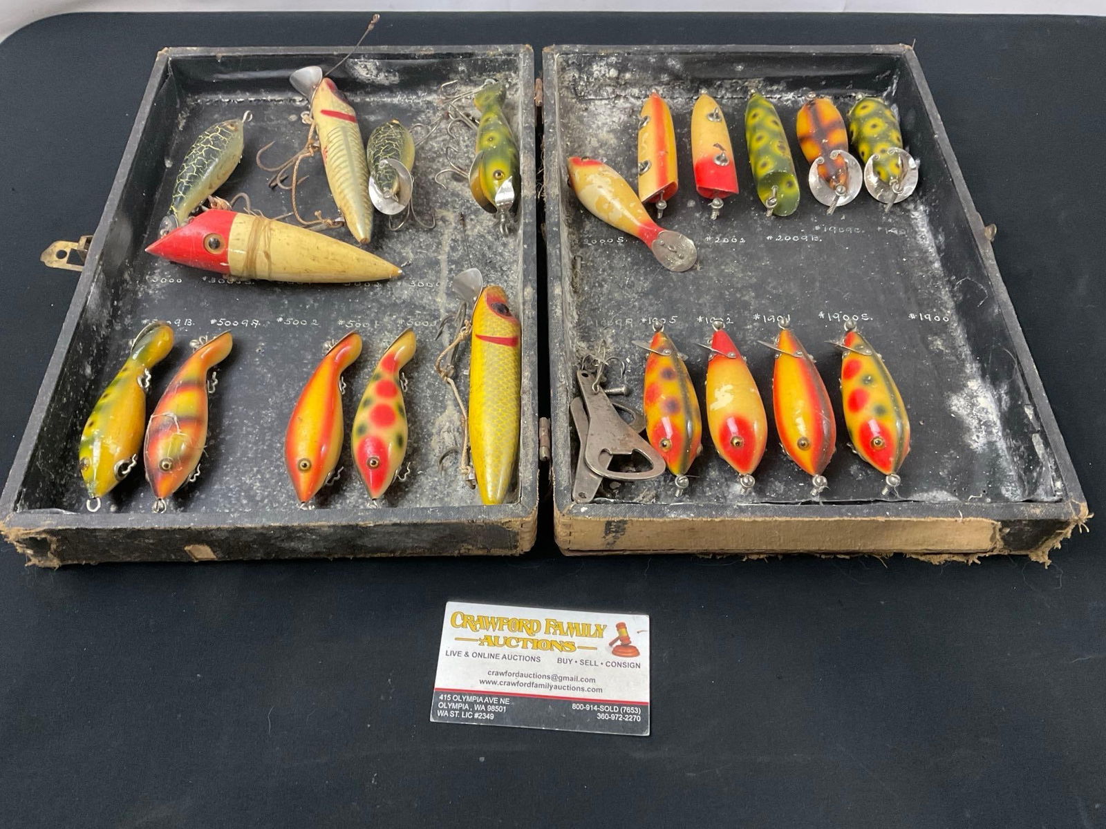 20 Vintage 1950s-60s Fishing Lures in Case, a few marked Heddon (1 of 7)