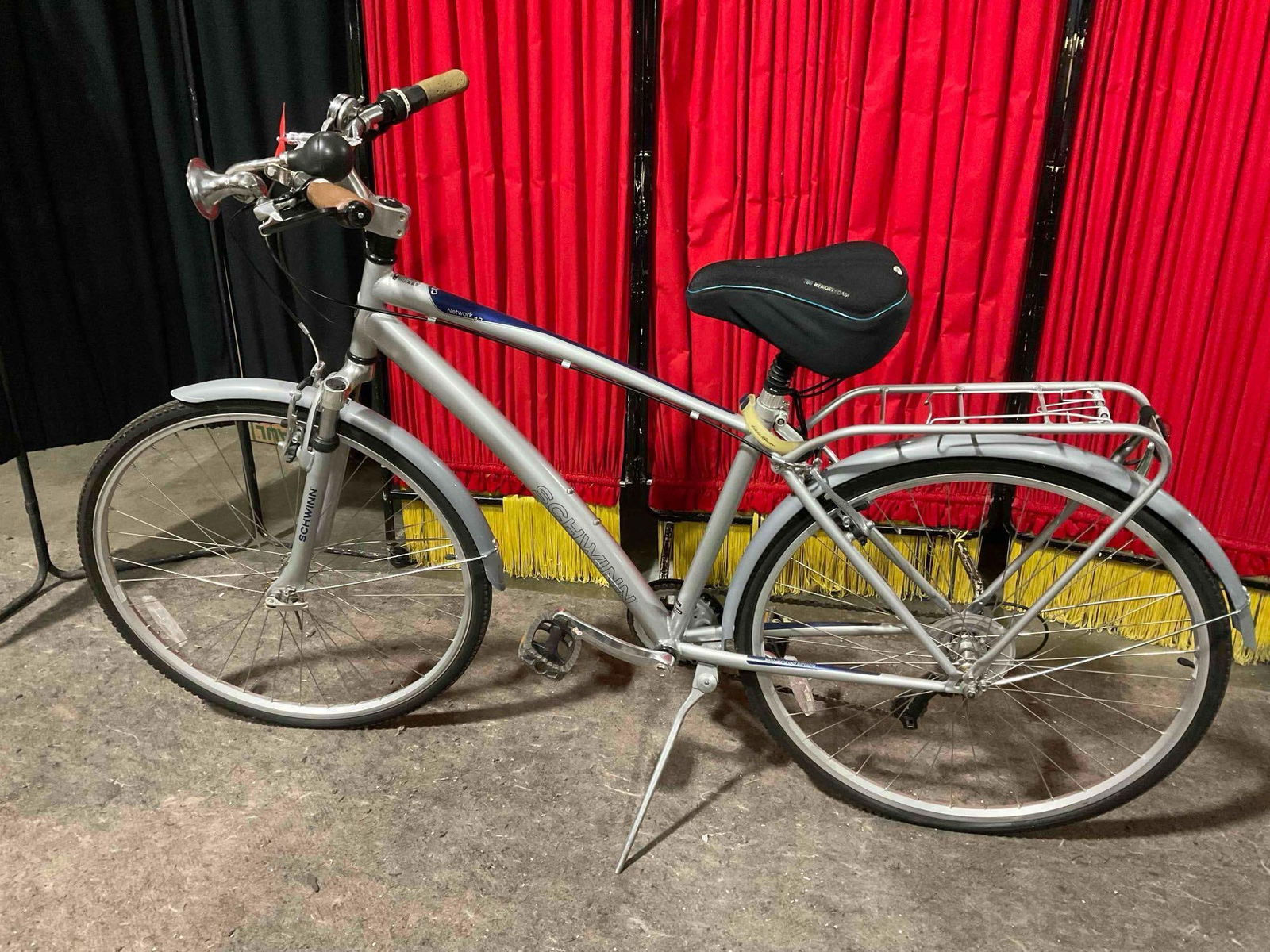 Schwinn City Network 2.0 Silver 7-Speed Bicycle w/ 27" Wheels & Many Accessories. See pics. (1 of 8)