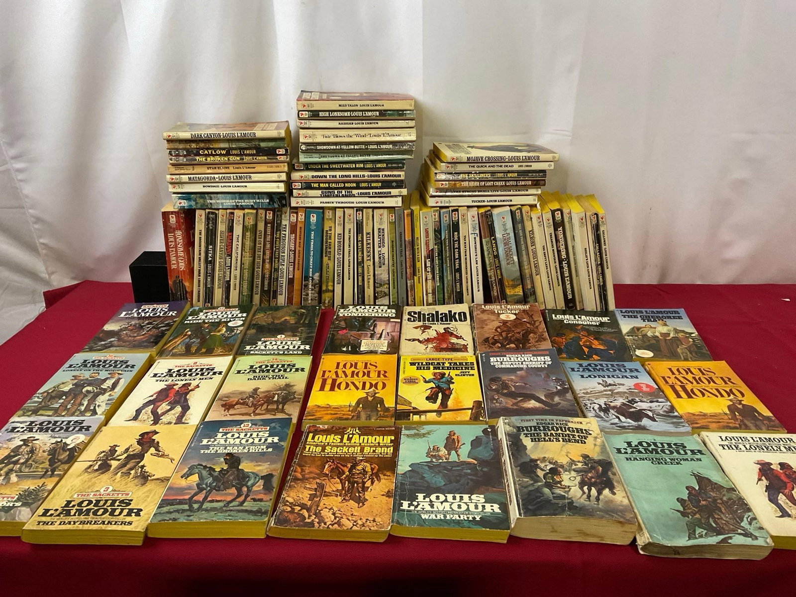 Collection of Louis LAmour Western Books, incl. approx 85 books, Some of The Sackett Family serie...: Some of the more famous novels by LAmour like Hondo, Jubal Sackett, Last of the Breed, Shalako. Some show some wear, but otherwise in fair to good shape. See pics. E-3290