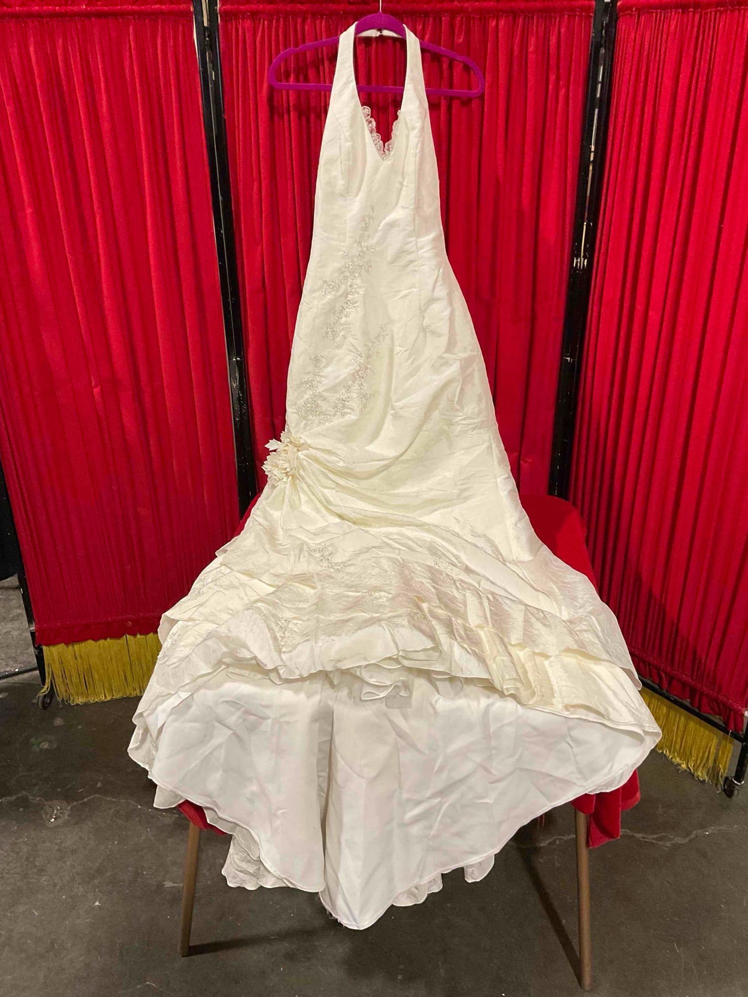 Elegant Demetrios Ivory Polyester Beaded Wedding Dress Size 8. Very Good Condition. See pics.: Elegant Demetrios Ivory Polyester Beaded Wedding Dress Size 8. Very Good Condition. Minor wear, condition is otherwise very good. Last valued at $289.88. Measures 18" x 16" x 16" Container not include