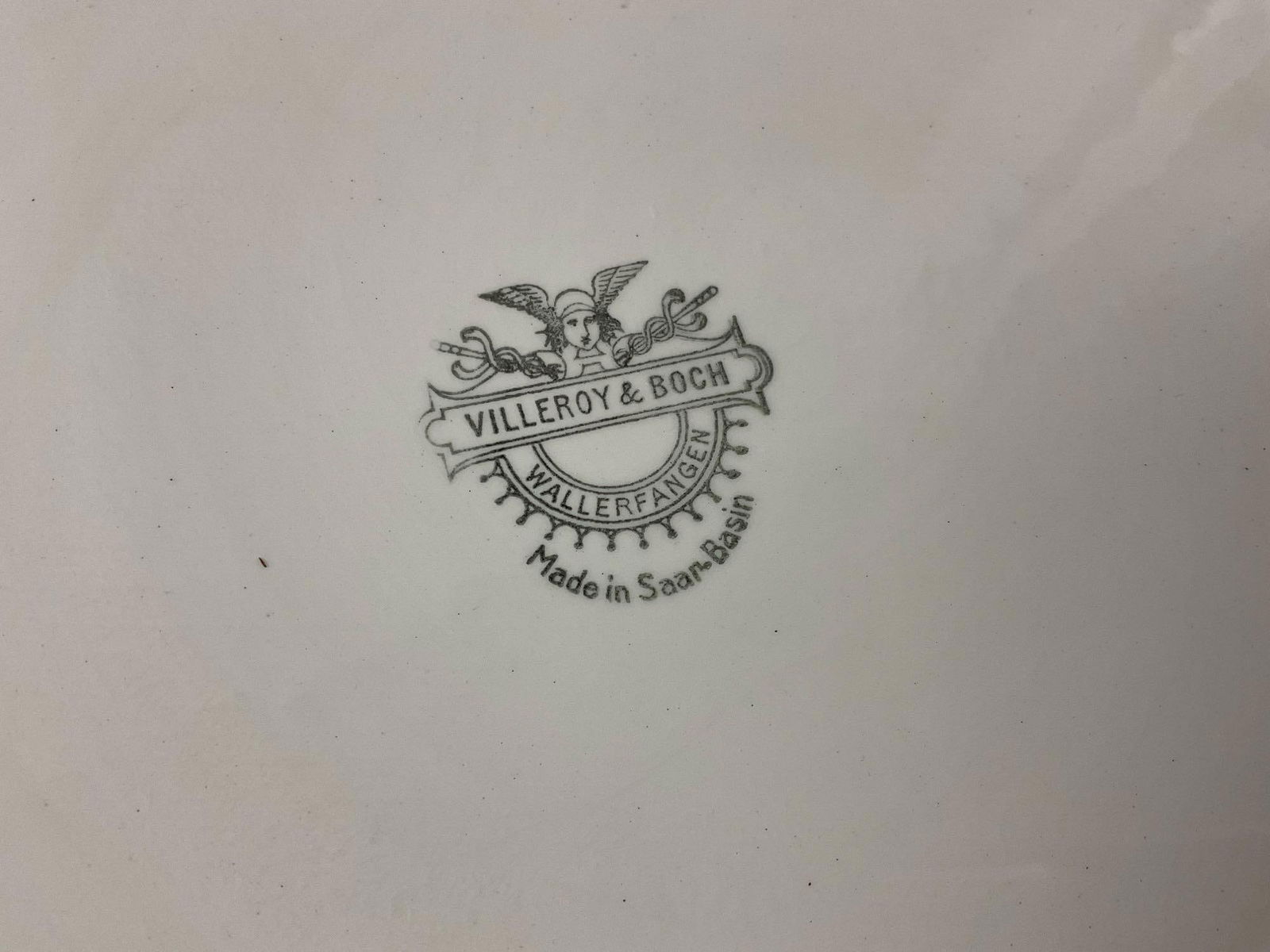 Vintage Villeroy & Boch Basin & Pitcher, cream Porcelain w/ thin gilt lines (1 of 7)