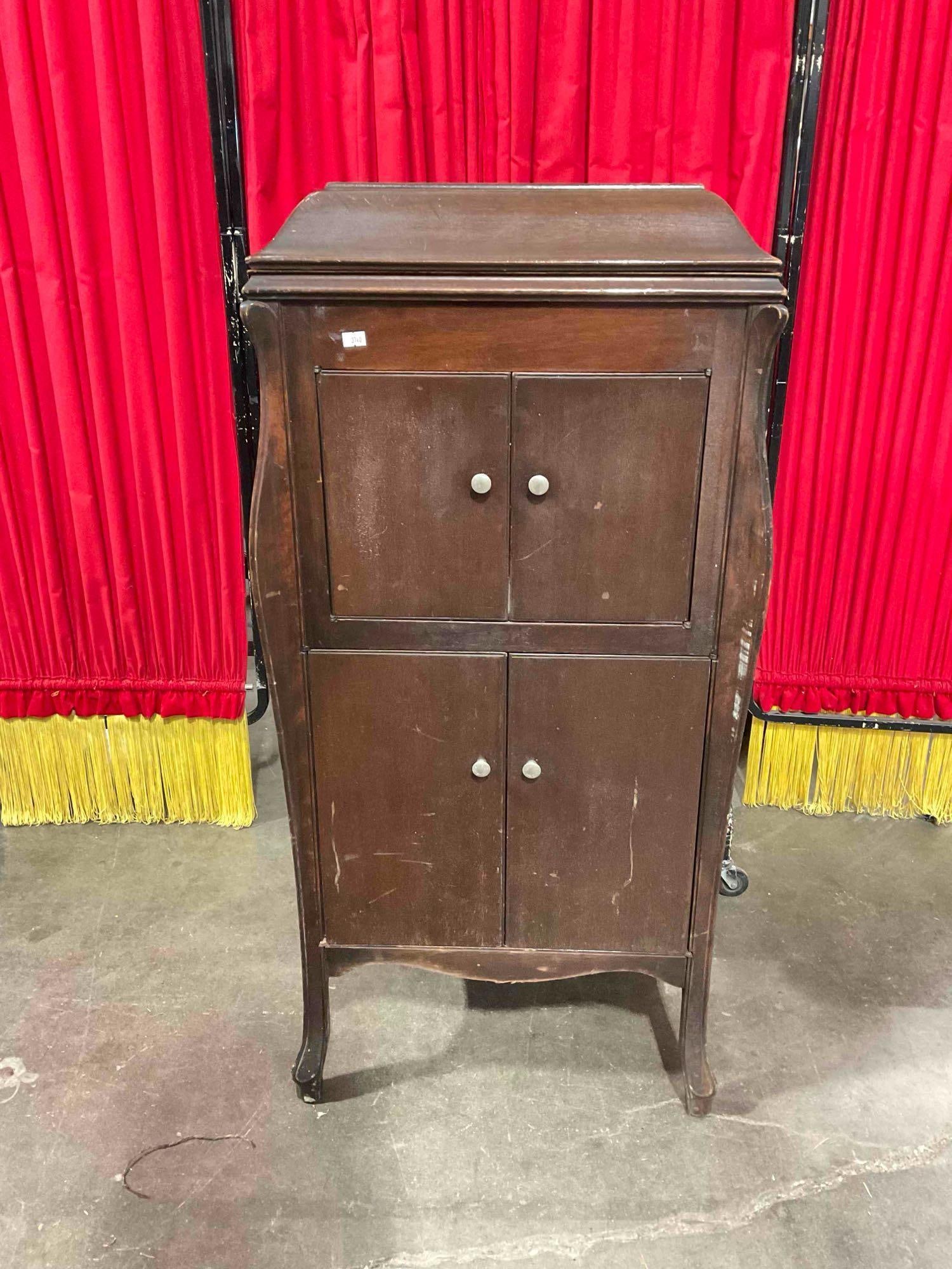 Vintage Victrola Record Player in Wooden Cabinet Model VV-80 Serial 84744. See pics. (1 of 7)