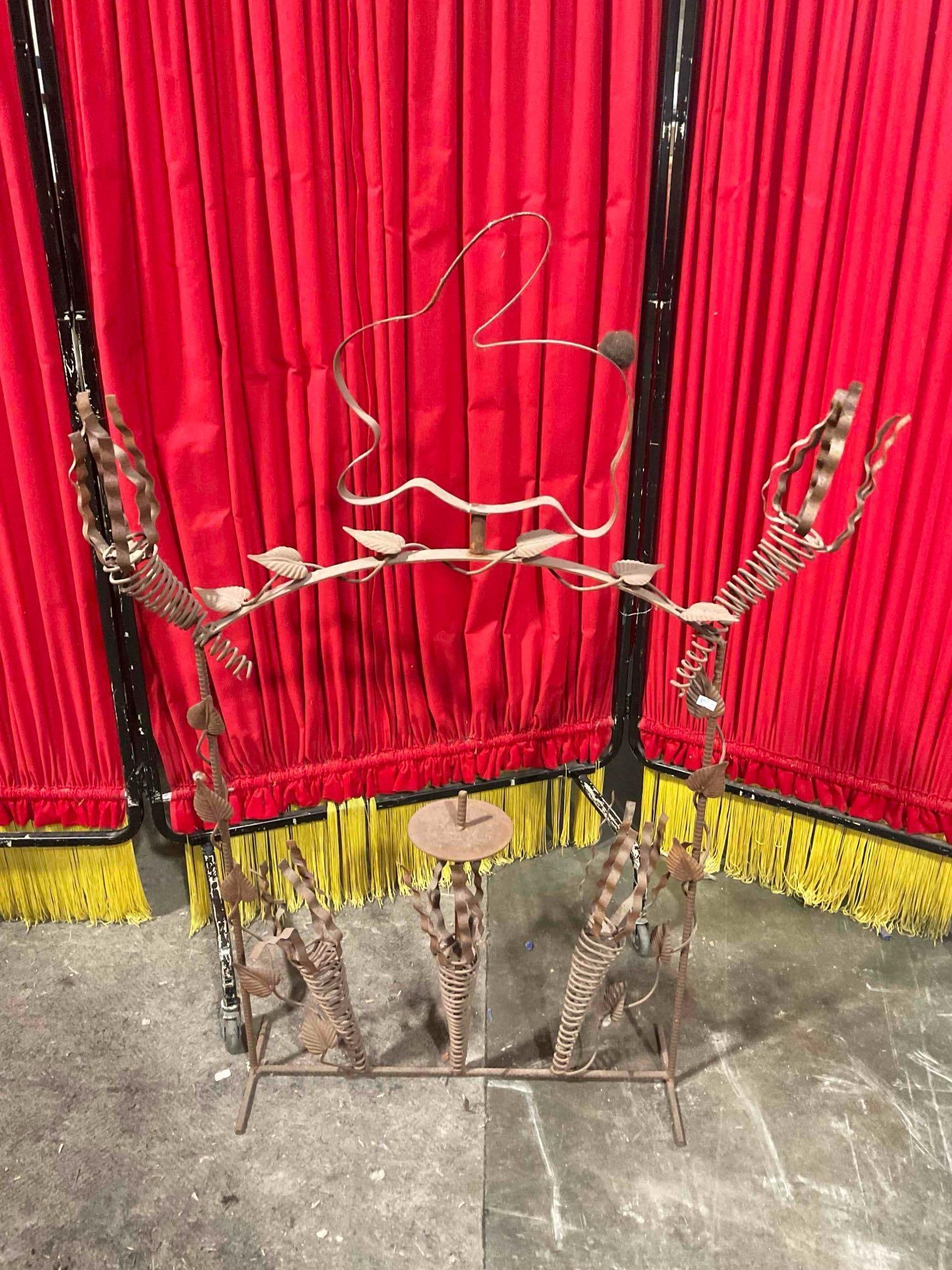 Sweet Bunny Rabbit w/ Carrots Primitive Steel? Metal Yard Art. Very Good Condition. See pics. (1 of 7)