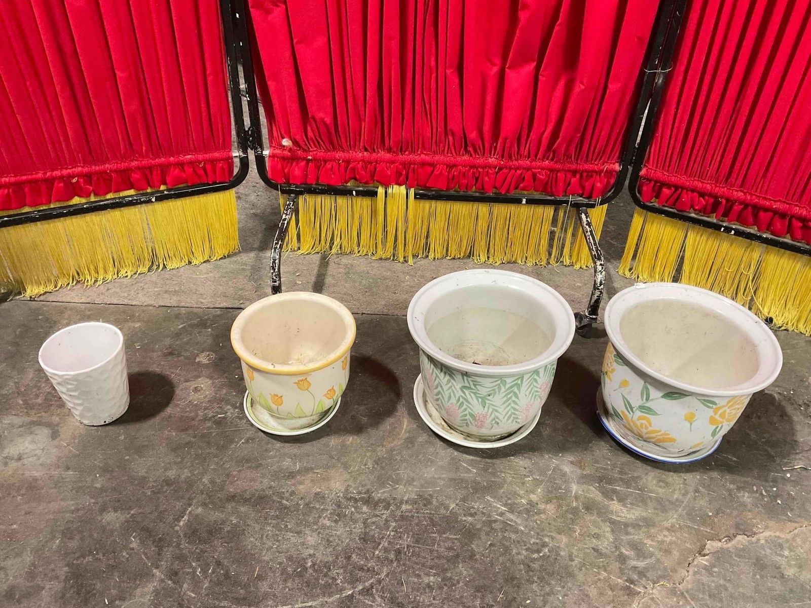 4 pcs Ceramic Planter Pots, 3 w/ Drip Plates. 3x White w/ Flowers & 1 White. See pics. (1 of 8)