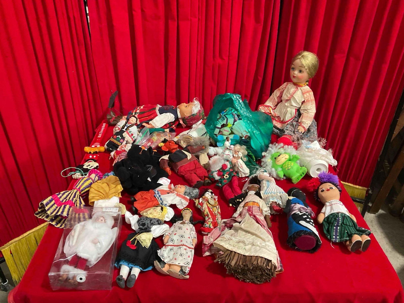 20+ pcs Vintage Doll Assortment. Traditional Costumes, Folk Art Dolls & More! See pics. (1 of 7)